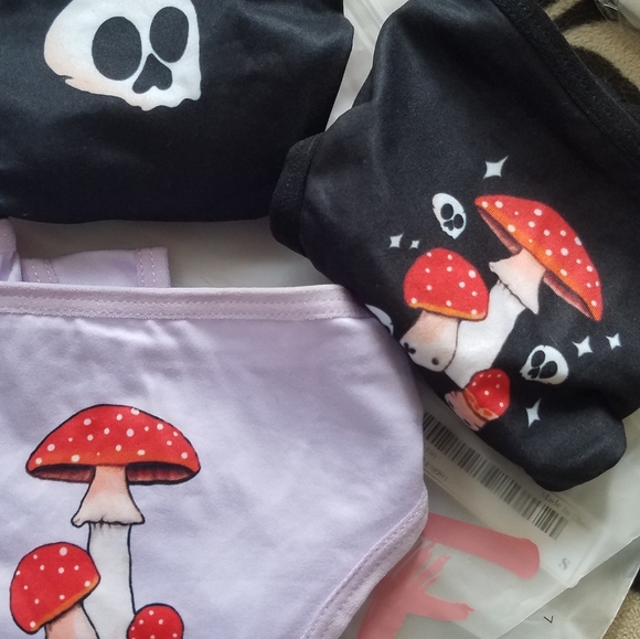 Skull and Mushroom Thongs - Picture 9 of 9